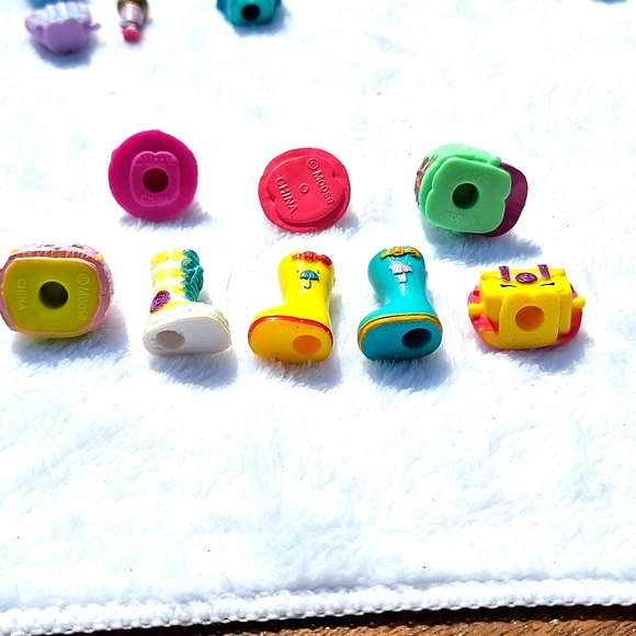 Shopkins Set of 8 hats, boots, and purses Season 2 - Picture 9 of 9